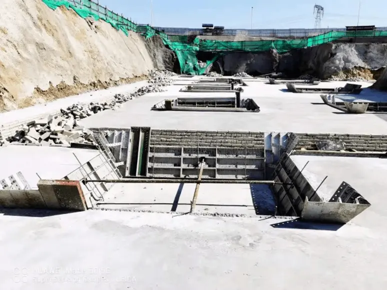 coffrage dalle beton terrain en pente